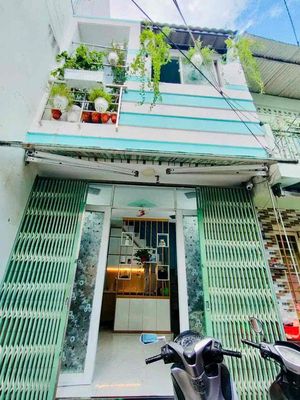 BÁN NHÀ 02 TẤM -CÁCH 02 CĂN RA MẶT TIỀN  ĐOÀN VĂN BƠ Q.4    ♻️Sân rộ. Mua bán nhà ở tại Quận 4 Tp Hồ Chí Minh được đăng bởi Tín Nguyễn