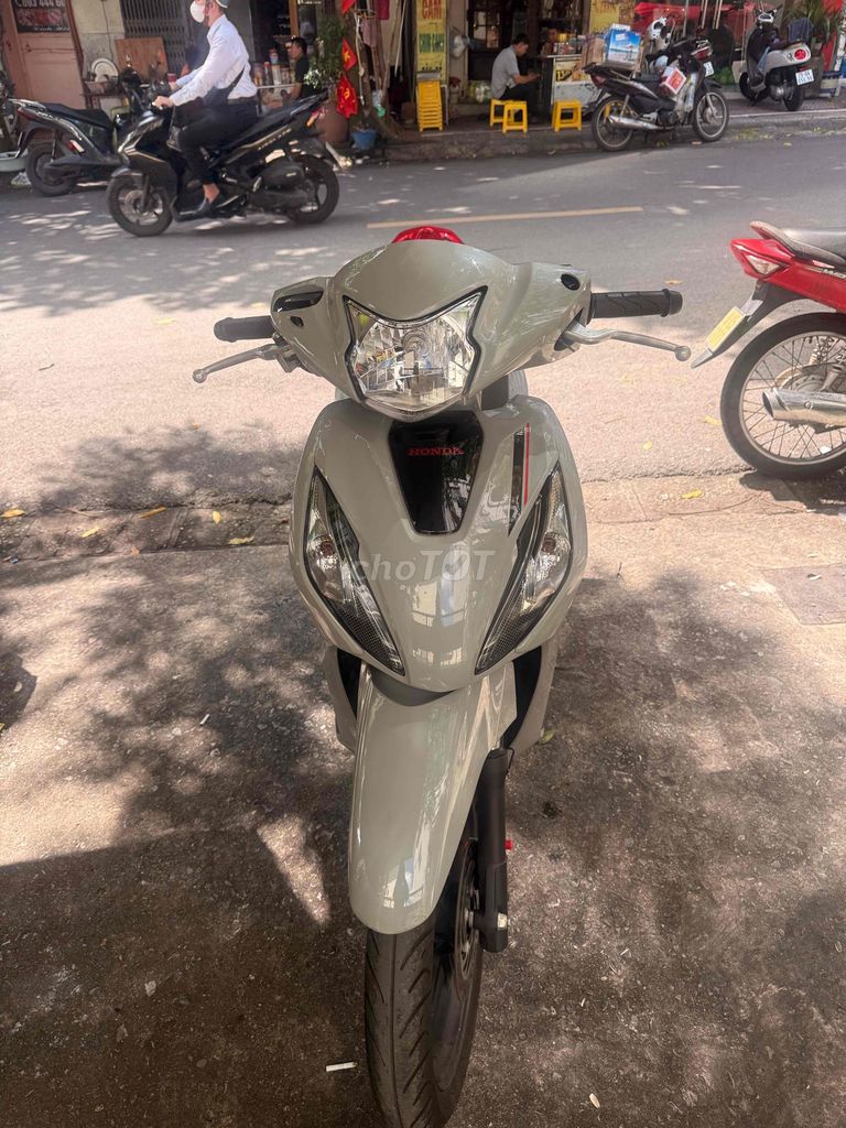 Bán xe vision bản sport xám xi măng 2025. Mua bán Xe máy tại Quận Long Biên Hà Nội được đăng bởi Quạ Trắng hình 2