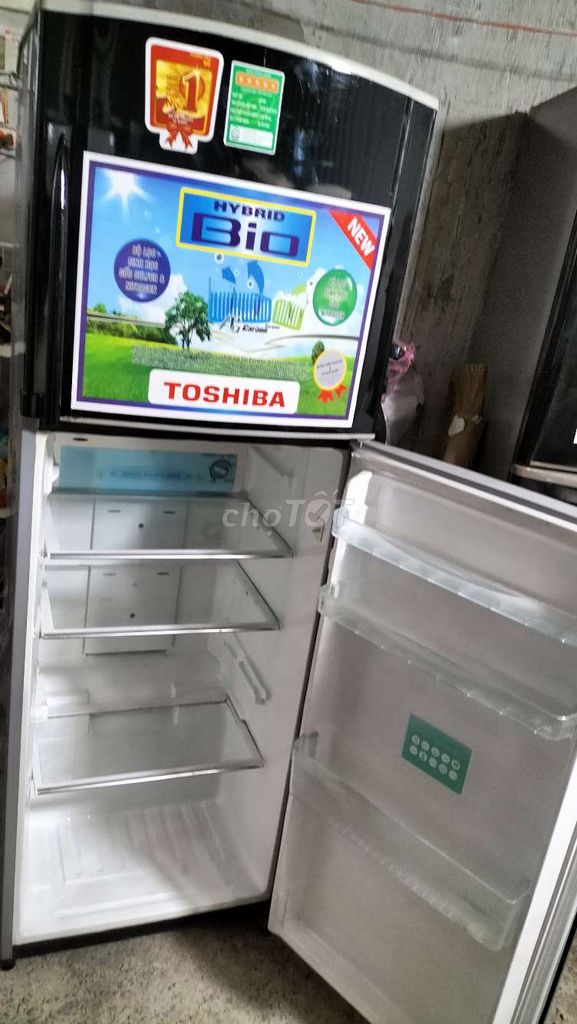 Tủ lạnh Toshiba 228L ko đóng tuyết