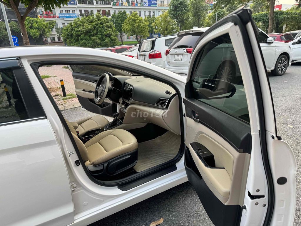 Hyundai Elantra 2.0AT 2018 белая