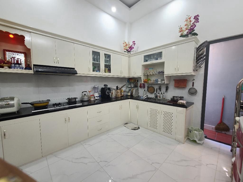 Bán nhà 2 tầng, Lạc Long Quân, 62m², hẻm xe tải thông nhỉnh 6 tỷ