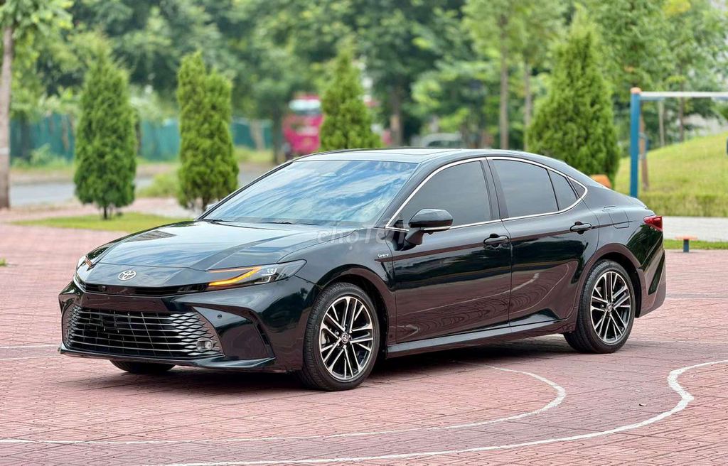 Toyota Camry 2.5 HEV - MID 2025 в состоянии нового автомобиля