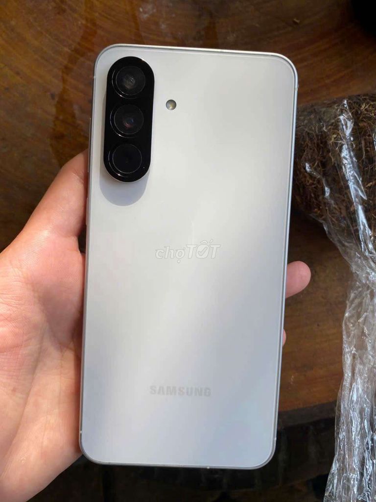 Samsung Galaxy A56 5G Trắng 5000 mAh. Mua bán Điện thoại tại Thành phố Phúc Yên Vĩnh Phúc được đăng bởi Phương hình 1