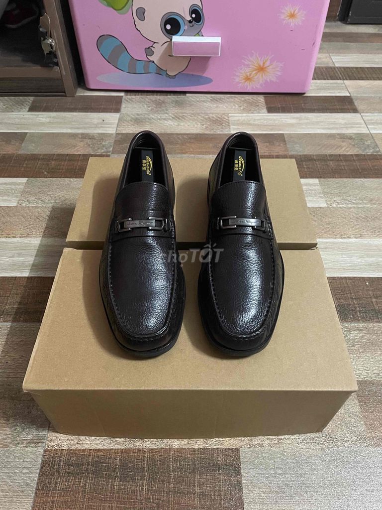 Salvatore Ferragamo ( size 42 ) authentic