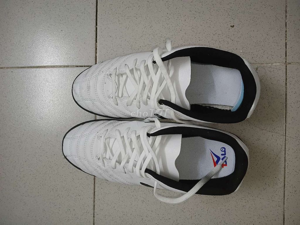 Giày đá bóng nam size 42 trắng. Mua bán Đồ thể thao, Dã ngoại tại Quận Bình Thuỷ Cần Thơ được đăng bởi Nguyen thanh dien hình 1