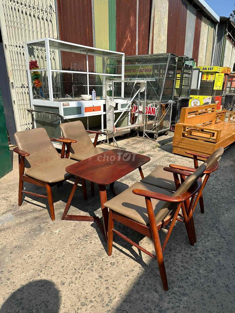 Bộ bàn ghế cafe gỗ nâu. Mua bán Bàn ghế tại Thành phố Buôn Ma Thuột Đắk Lắk được đăng bởi Chuyên Thu Mua Đồ Cũ  hình 1