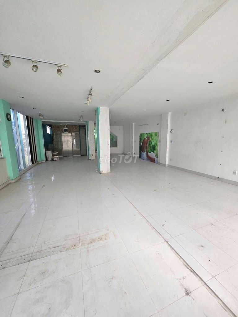 Rent · 3 bd · 110 м² · Quận 5, ул. Đường Trần Hưng Đạo