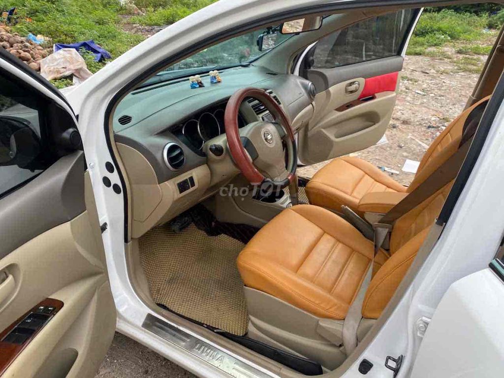 Nissan Livina 2011 photo 3