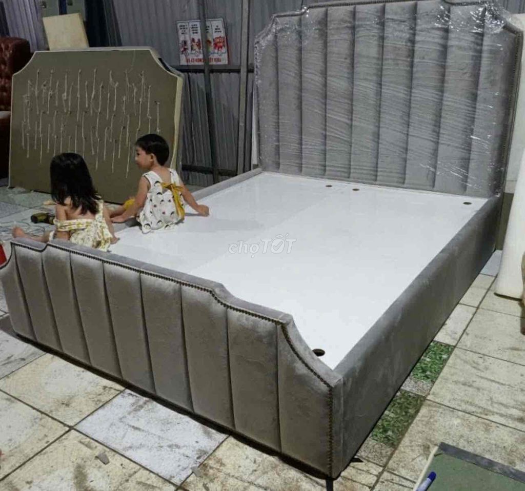 Giường bọc nệm 1m8 Xám tháo lắp. Mua bán Giường, chăn ga gối nệm tại Thành phố Tân An Long An được đăng bởi Minh Tuấn hình 1