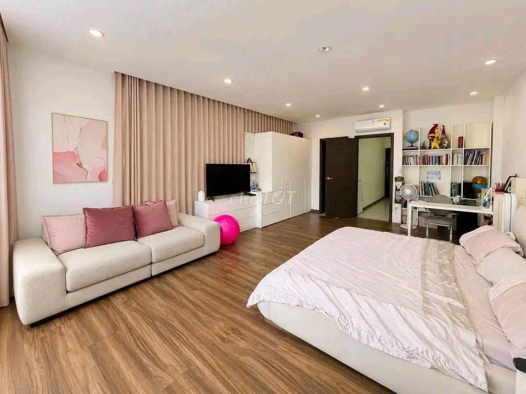 Таунхаус в Районе 2 Lakeview City, 1 этаж, 3 уровня, 4 спальни, 5 санузлов