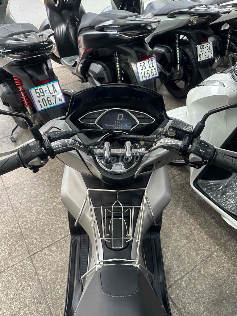 PCX 150 2018 Smartkey Bạc Đen BSTP Chính Chủ. Mua bán Xe máy tại Quận Phú Nhuận Tp Hồ Chí Minh được đăng bởi Ngô Hà hình 3