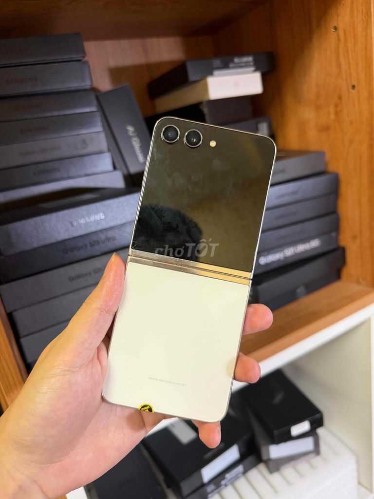 Samsung Galaxy Z Flip 5 256GB Trắng. Mua bán Điện thoại tại Quận Cầu Giấy Hà Nội được đăng bởi Trần Văn Đoàn hình 1