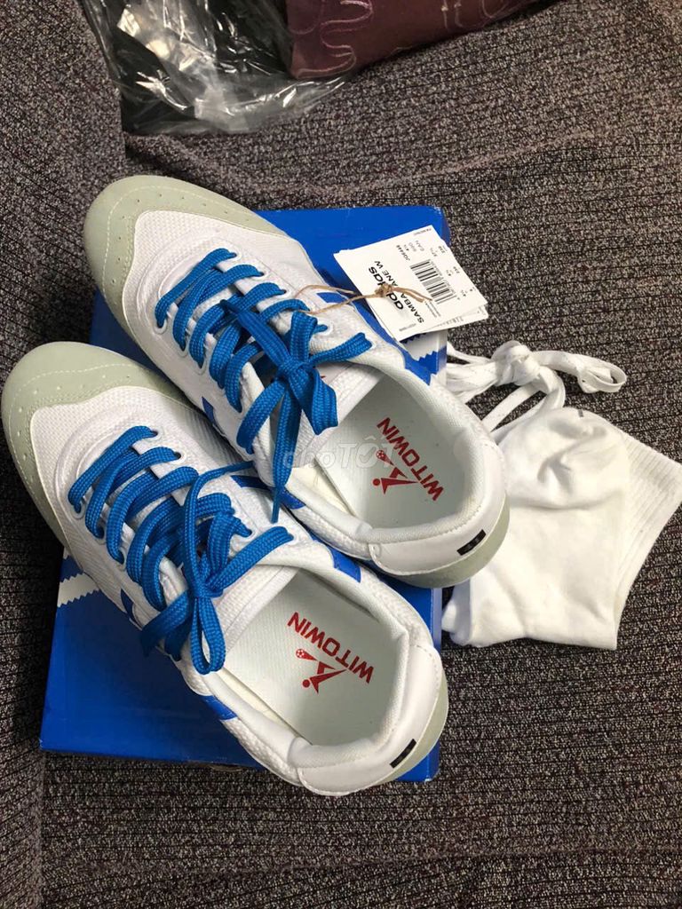 Giày chống trượt Trắng phối xanh Size 41. Mua bán Giày dép tại Quận 3 Tp Hồ Chí Minh được đăng bởi Hải Vân Lê hình 1
