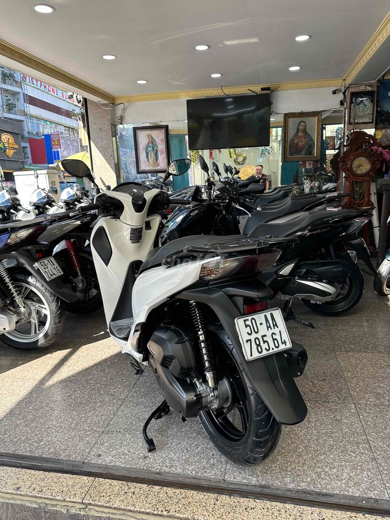 SH 125i 2017 Smartkey Trắng Đen BSTP Chính Chủ. Mua bán Xe máy tại Quận Phú Nhuận Tp Hồ Chí Minh được đăng bởi Ngô Hà hình 5