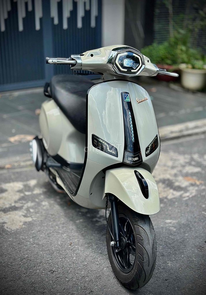 Скутер Victoria 50cc 2023, цвет бежевый