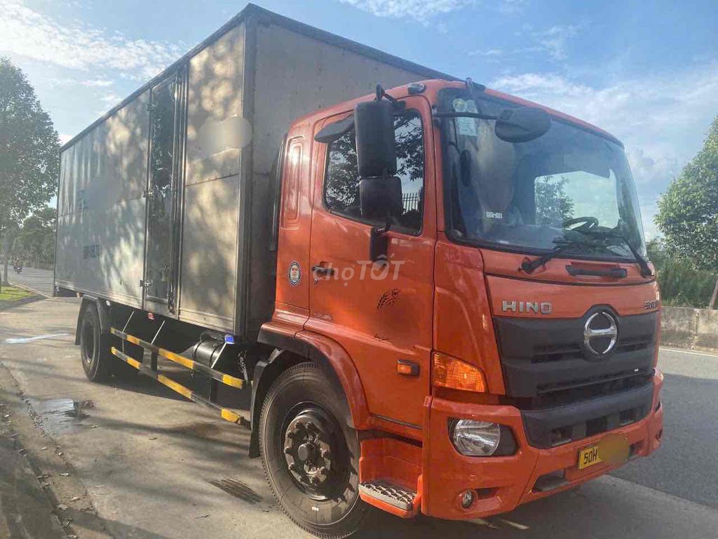 xe tải hino fg 8 tấn. thùng kín 7.3 m. sx 2018