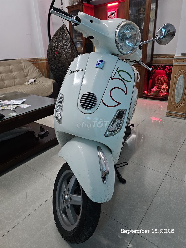 Vespa LX 125ie, белая, отличительная версия с яблоками