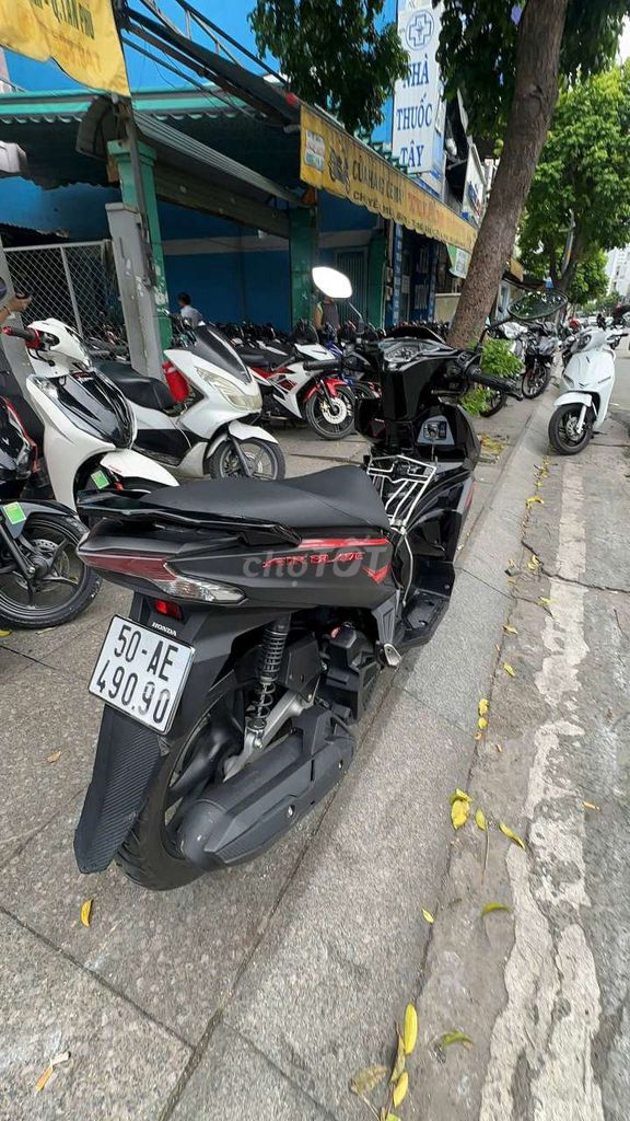 Черный скутер Honda Air Blade 2017
