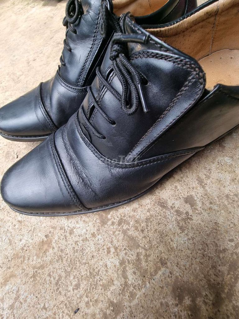 Giày tây Nam Da thật Đen size 40. Mua bán Giày dép tại Thành phố Buôn Ma Thuột Đắk Lắk được đăng bởi Hoàng Quân Vương  hình 1