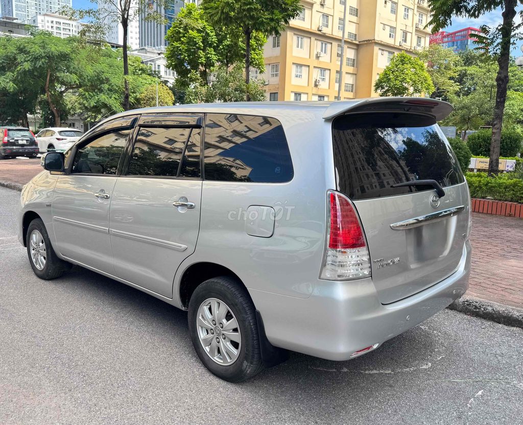 Серебряная колода Toyota Innova G 2011