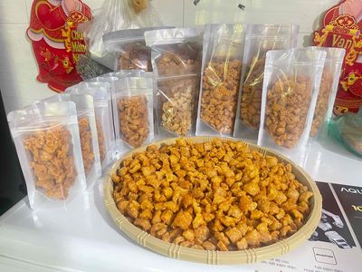 Tốp mỡ da giòn sốt mắm tỏi. 35k 100gram. Mua bán Đồ ăn, thực phẩm và các loại khác tại Huyện Bình Chánh Tp Hồ Chí Minh được đăng bởi Ăn vặt ku Sun