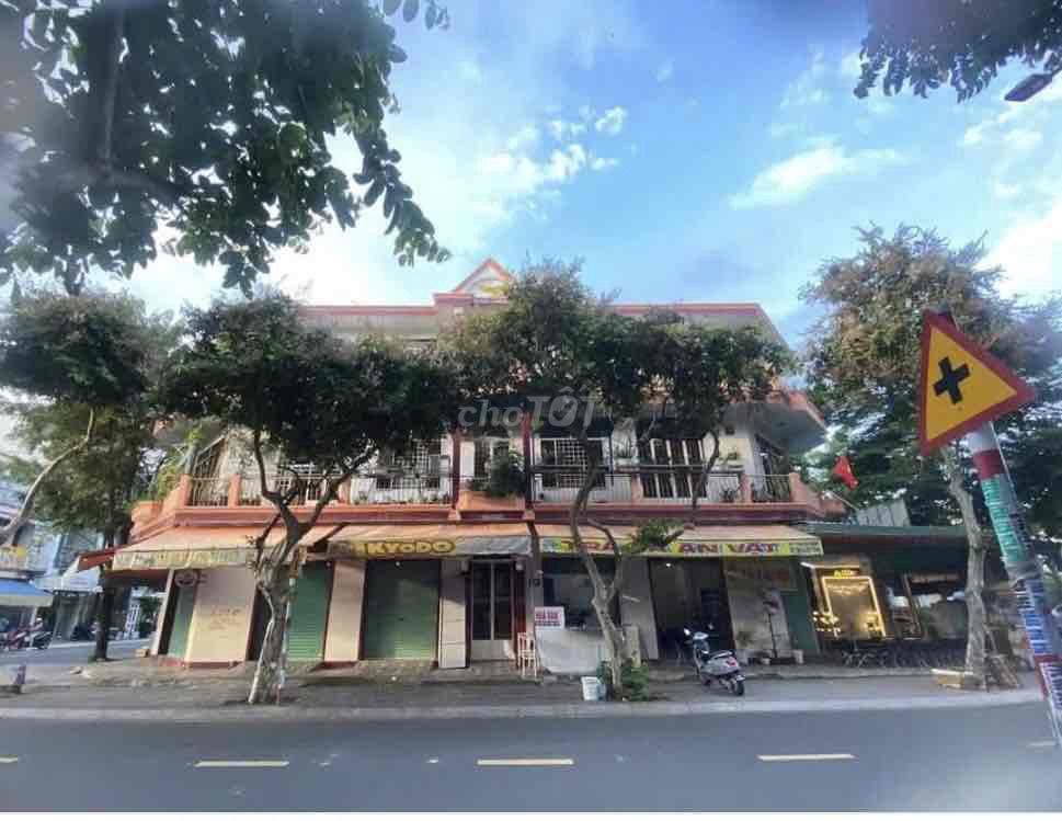 bán nhà 3 mặt tiền ngay trung tâm