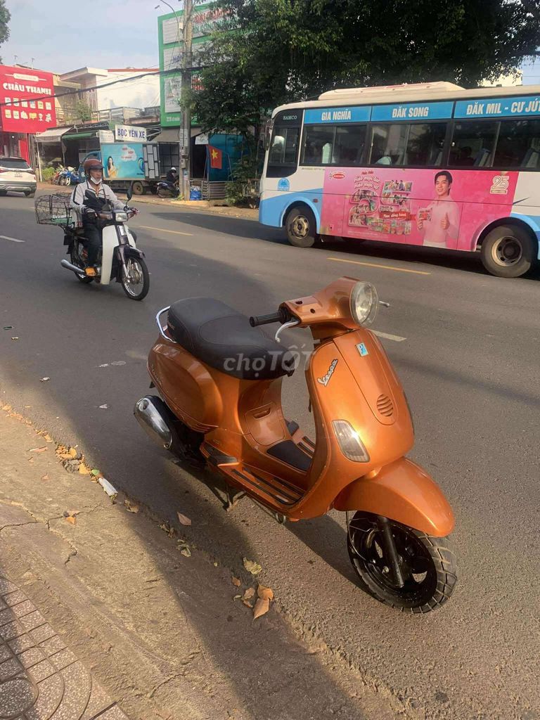 BÁN XE PHUN XĂNG KIỂU DÁNG VESPA CÓ GÓP. Mua bán Xe máy tại Thành phố Buôn Ma Thuột Đắk Lắk được đăng bởi XE MÁY ĐÔNG TÚ hình 1