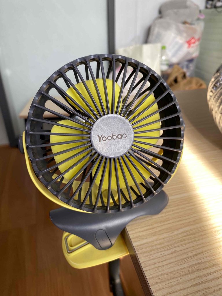 Quạt sạc mini YOOBAO F04 Vàng. Mua bán Quạt tại Quận 8 Tp Hồ Chí Minh được đăng bởi Trần Khải hình 1
