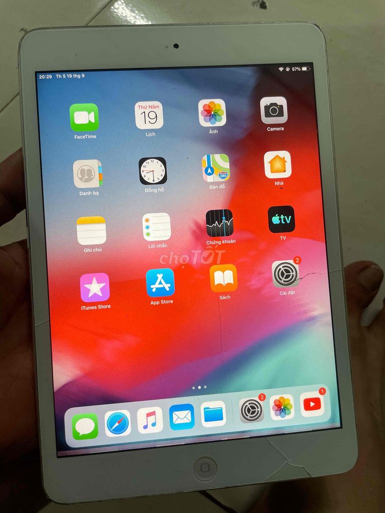 ipad mini 2 nứt kính màn bị vệt nhẹ phía dưới