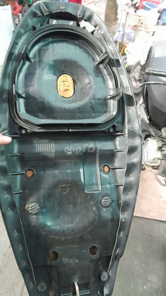 Yên niệm Future Neo 125 GT Yên da bị lỗi. Mua bán Phụ tùng xe tại Quận Bình Tân Tp Hồ Chí Minh được đăng bởi Bé Hằng  hình 3