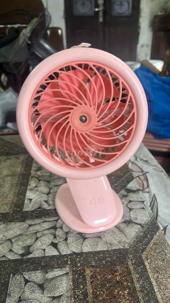 Quạt mini Hồng Nhỏ gọn, tiện lợi. Mua bán Quạt tại Quận Hoàng Mai Hà Nội được đăng bởi Lê Hồng Nhung hình 1