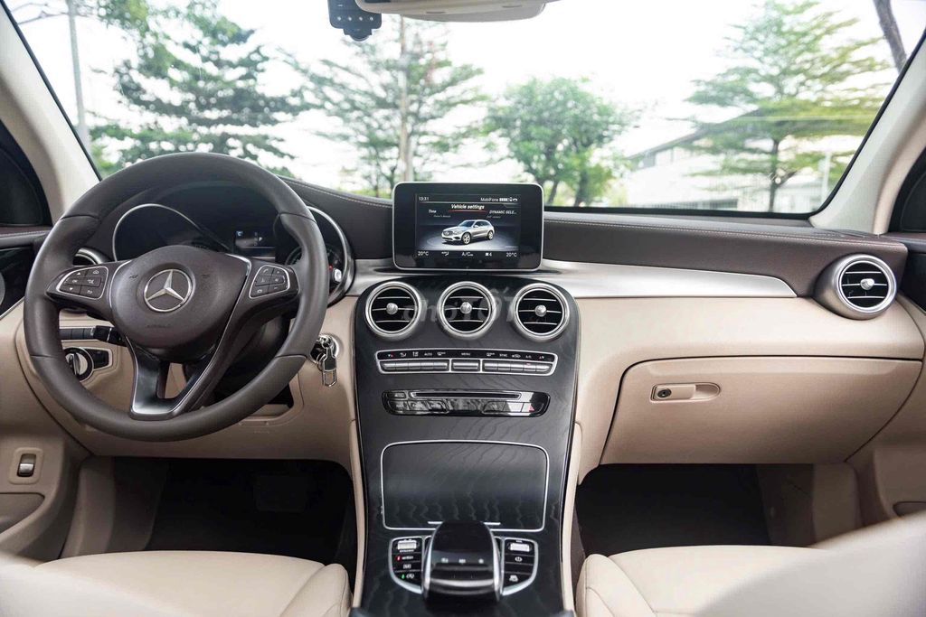 Mercedes GLC300 4Matic - Model 2020 - Đỏ/Kem. Mua bán Ô tô tại Quận 7 Tp Hồ Chí Minh được đăng bởi Thật Nguyễn LongAnh Auto hình 7