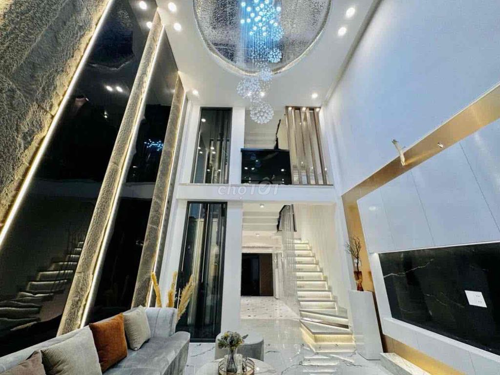 Новый красивый дом в переулке 535 Тхонг Нят, 16 округ
