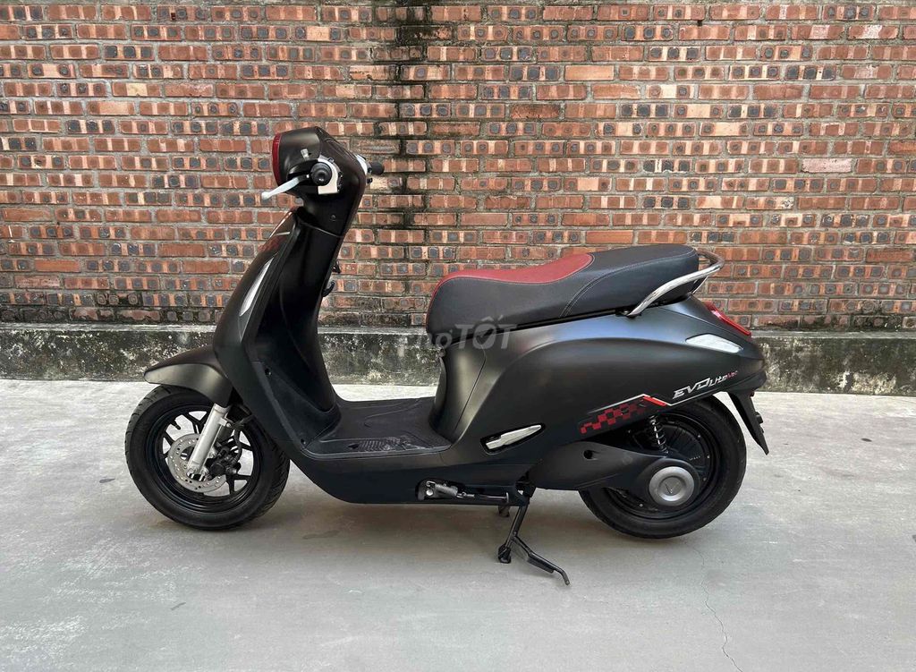 Черный электрический скутер VinFast Evo Lite Neo
