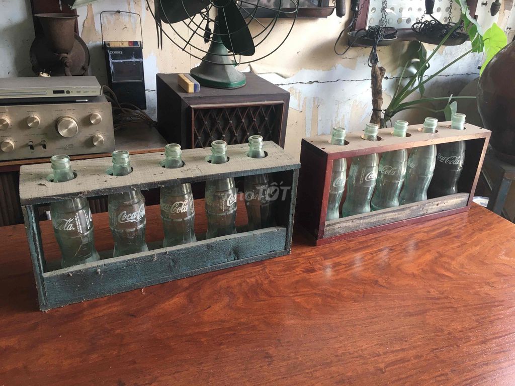 2 Kệ gỗ và 10 chai coca decor