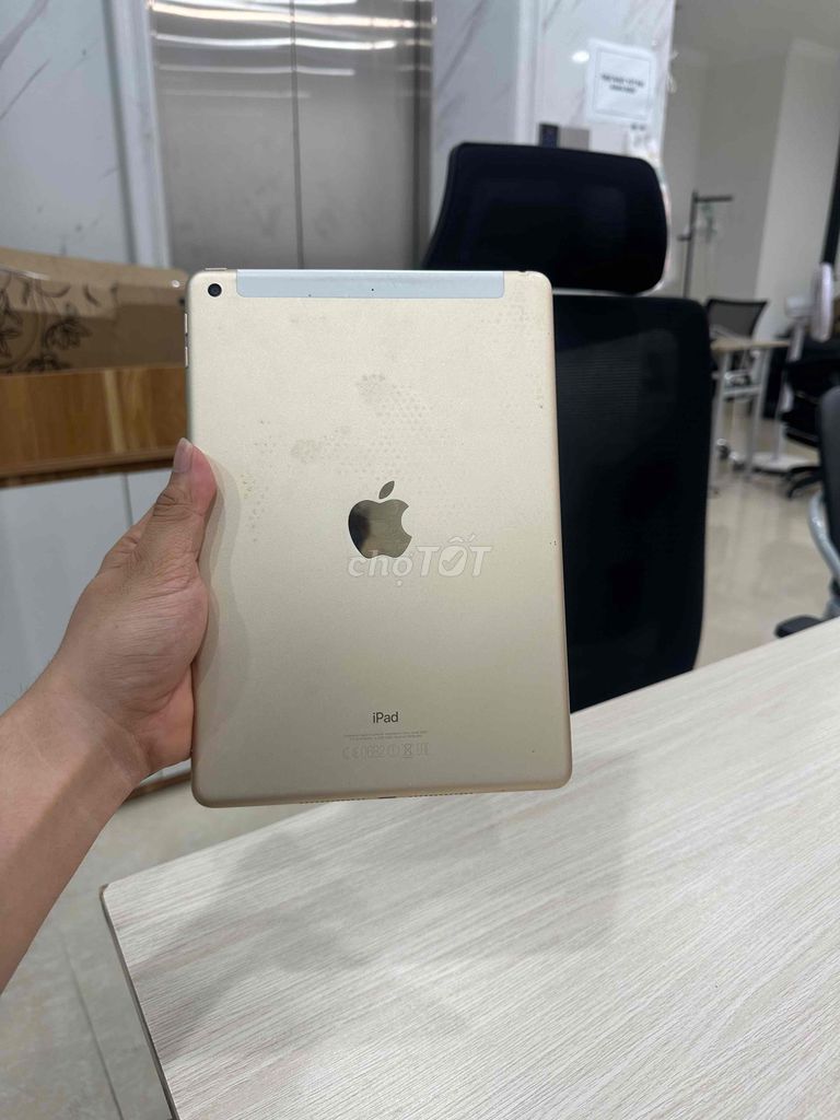 Apple iPad Gen 5 128GB Vàng. Mua bán Máy tính bảng tại Quận Đống Đa Hà Nội được đăng bởi Ng Hoang Anh hình 1