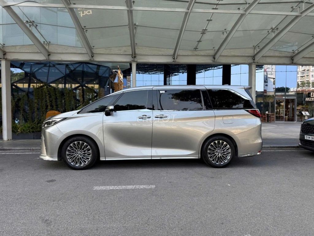 Lexus LM 500h 2025 — 8 миллиардов 600 миллионов