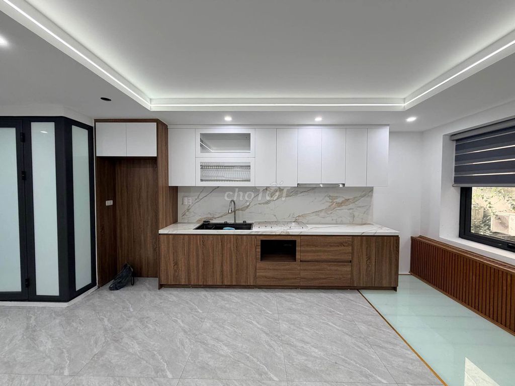 Bán nhà thang máy Hoàng Quốc Việt, 37m2, 6 tầng, 9.x tỷ
