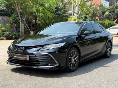 Toyota Camry 2021 2.0Q chỉ mới 25k km