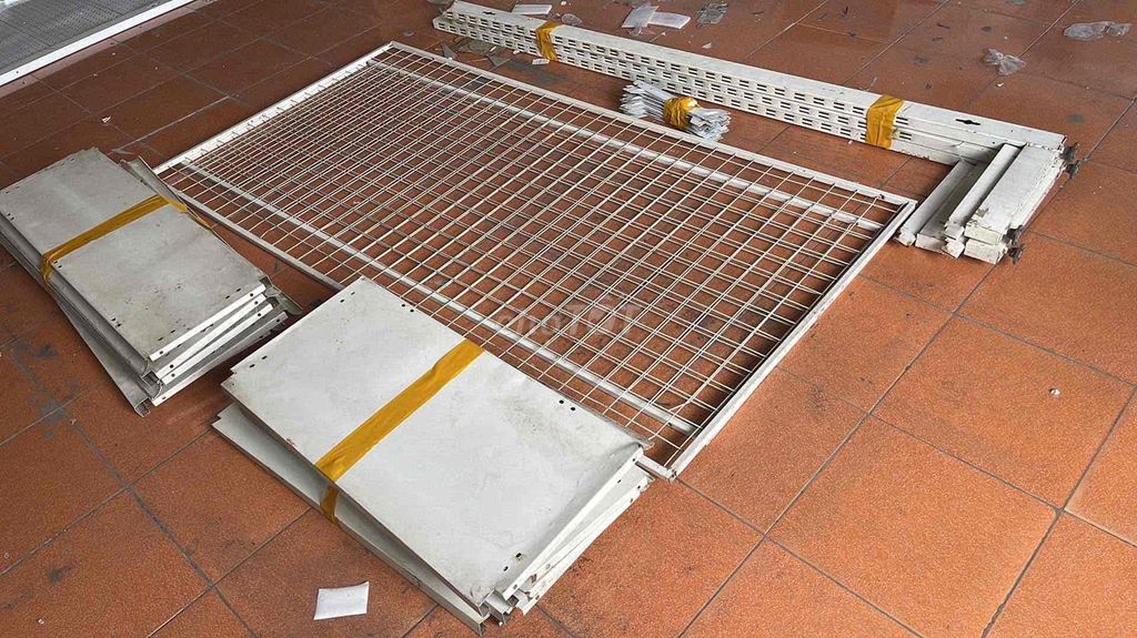 Kệ trưng bày 180x120cm Trắng Đỏ. Mua bán Tủ, kệ gia đình tại Quận Hoàng Mai Hà Nội được đăng bởi Linh Trần hình 1