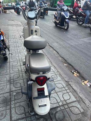Xe máy điện Yadea I8 2025 Trắng kem