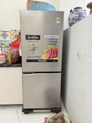 Tủ lạnh màu xám mới tinh chưa hề sửa chữa