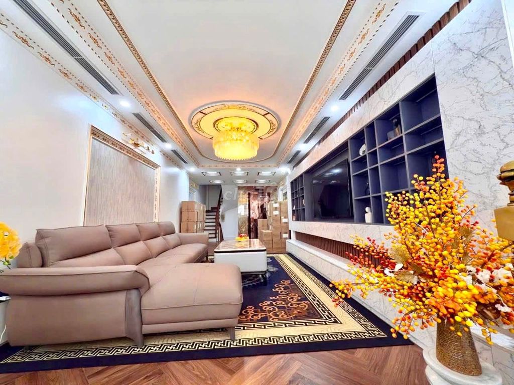 Продается дом площадью 104 м² в Диньконге, Хоанг Май, с гаражом, лифтом