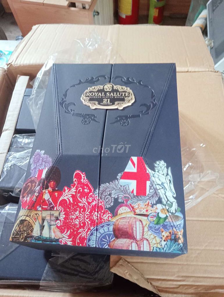 Hộp đựng rượu Royal Salute Mới. Mua bán Nội thất, đồ gia dụng khác tại Quận Bình Thạnh Tp Hồ Chí Minh được đăng bởi Nguyễn Duy Phong hình 1
