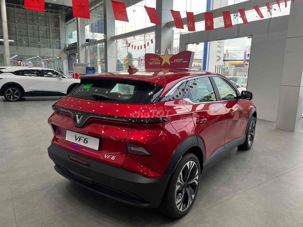 VF6 Plus Đỏ mới 100%, xe sẳn giao ngay. Mua bán Ô tô tại Quận 12 Tp Hồ Chí Minh được đăng bởi VinFast An Sương Quốc Lộ 1A hình 11