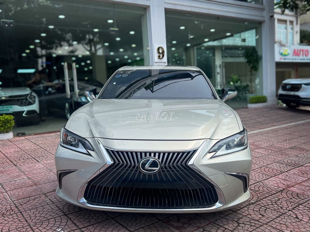 Lexus ES 250 2018, đi ít chất xe đẹp hơn 2019 !