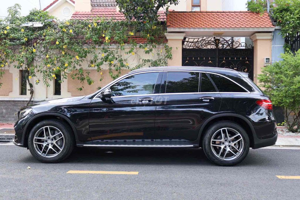Mercedes Benz GLC 300 4matic model 2017 1 chủ. Mua bán Ô tô tại Quận 8 Tp Hồ Chí Minh được đăng bởi Khoa nguyễn hình 4