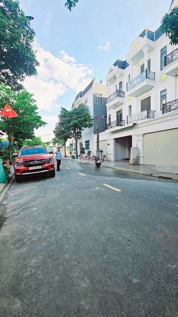Cho thuê nhà gần ngã tư siza Phú Lợi 4pn 4wc full nội thất