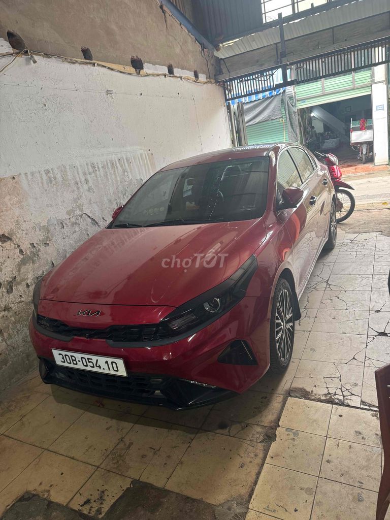 Красный Kia K3, 5 мест