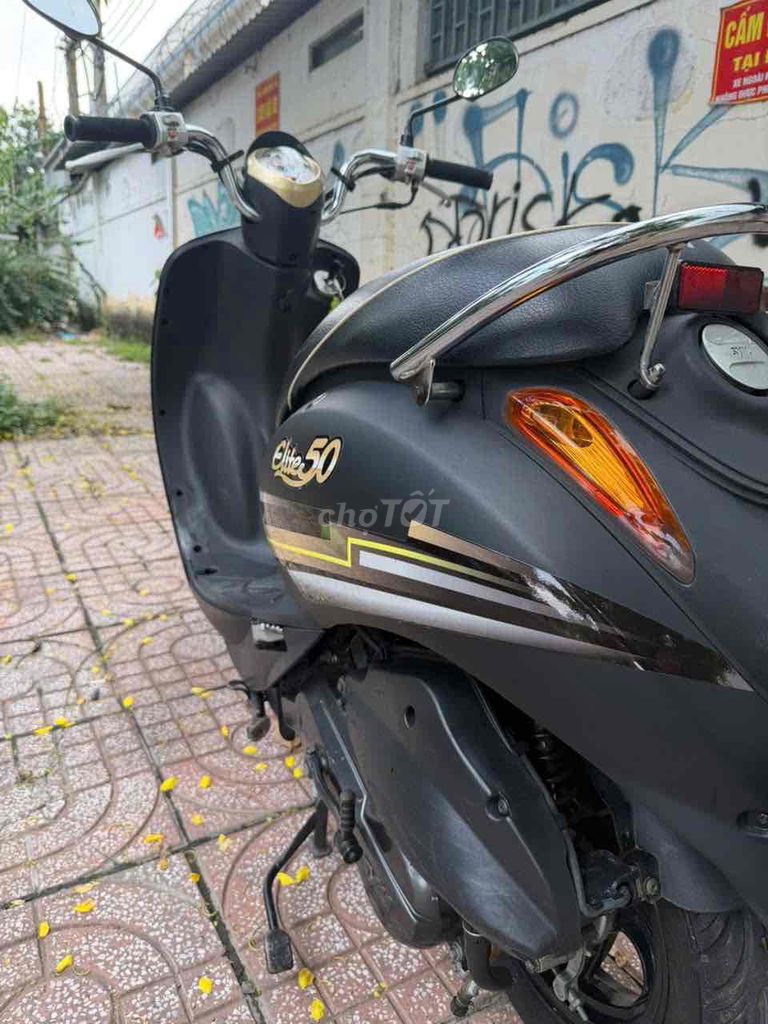 Черный скутер SYM Elite 50